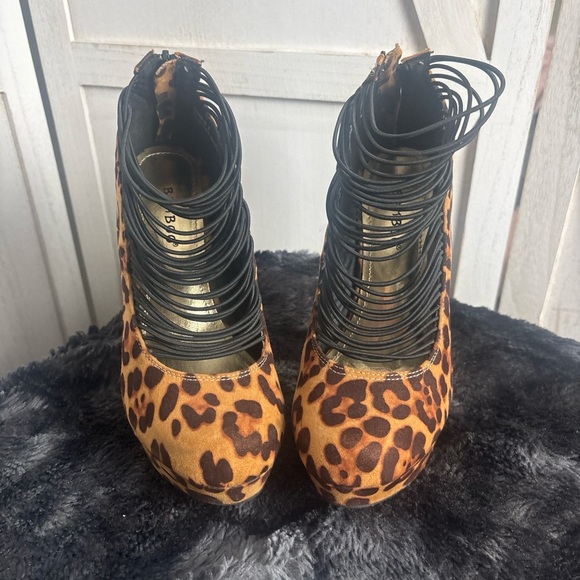 Leopard Print Women's Shoes with Black Straps - Picture 1 of 6